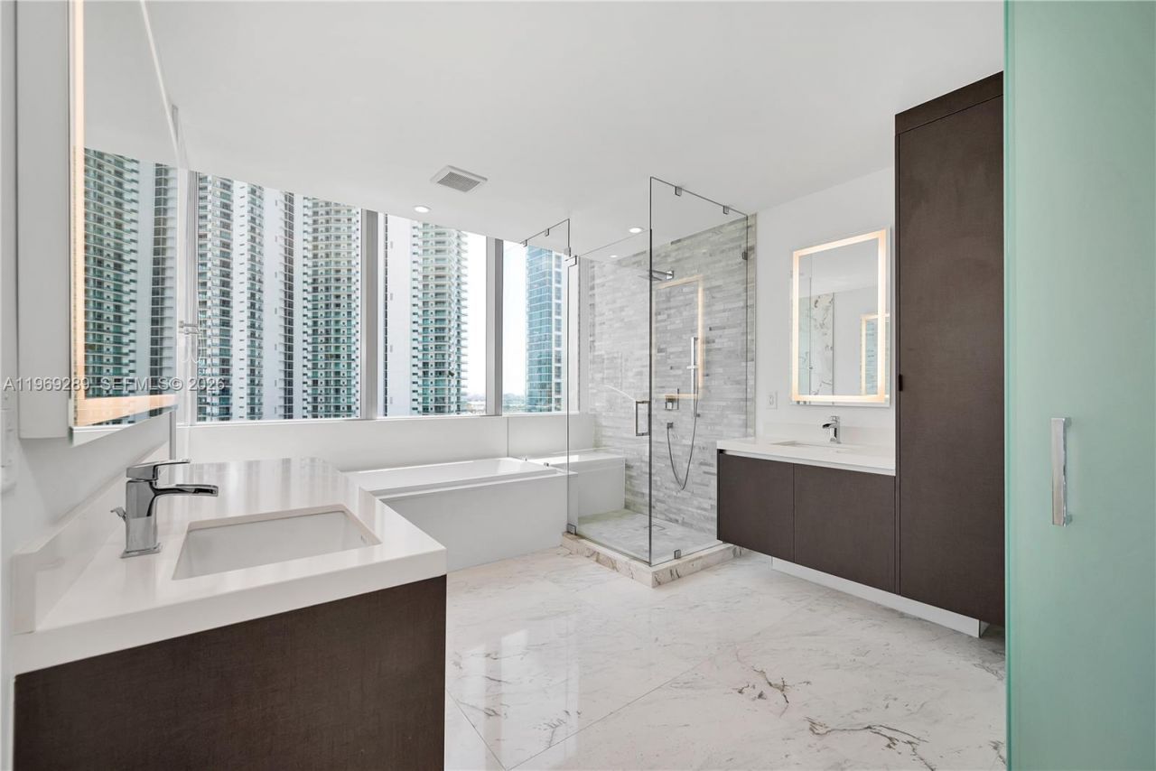 851 NE 1st Ave, Unit 1701, Miami, FL 33132 Photo