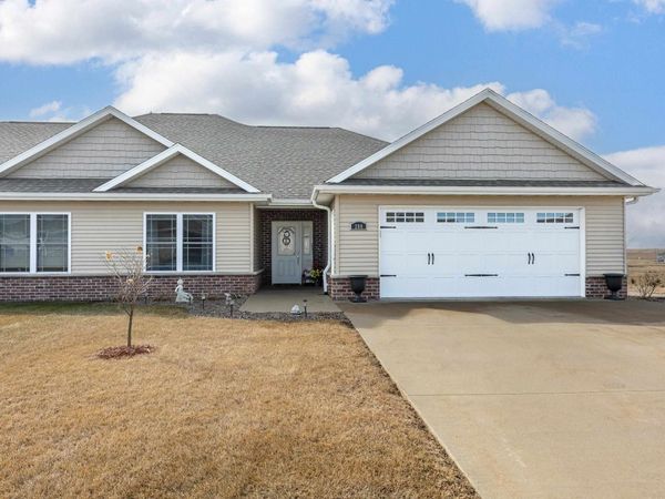 280 Angela Jean Circle, Peosta, IA 52068