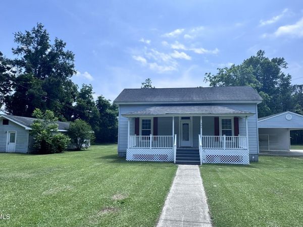 305 E Oak Street, Lake Waccamaw, NC 28450