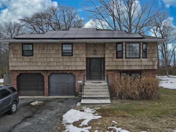 205 Connetquot Road , Oakdale, NY 11769