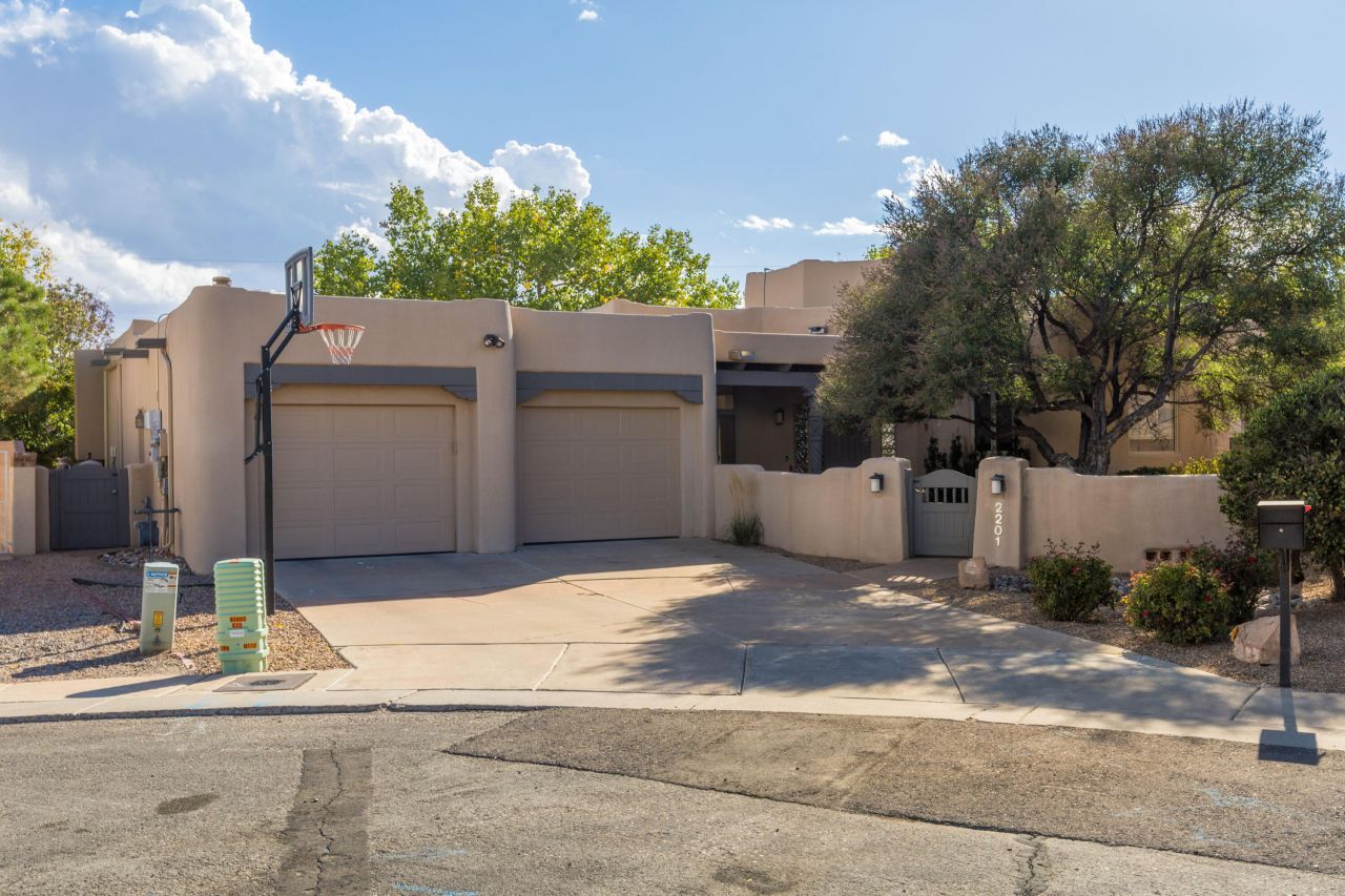 2201 Rozinante Court Nw, Albuquerque, NM 87104 Main Photo