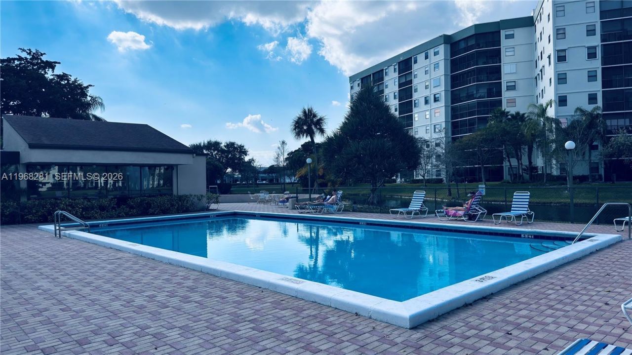 2326 S Cypress Bend Dr , Unit 221, Pompano Beach, FL 33069 Photo