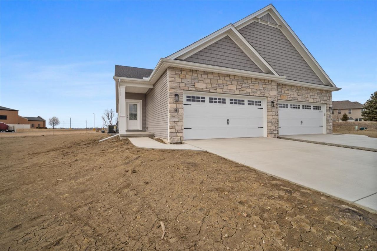 6 Stone Mill Court, Bloomington, IL 61705 Main Photo