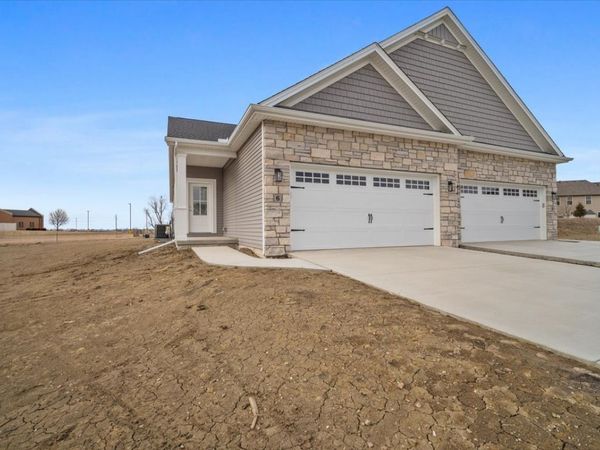 6 Stone Mill Court, Bloomington, IL 61705