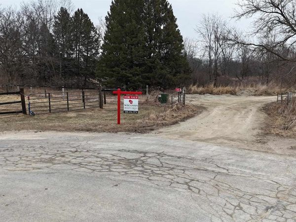 5550 W Partridge Hollow Drive, Janesville, WI 53548