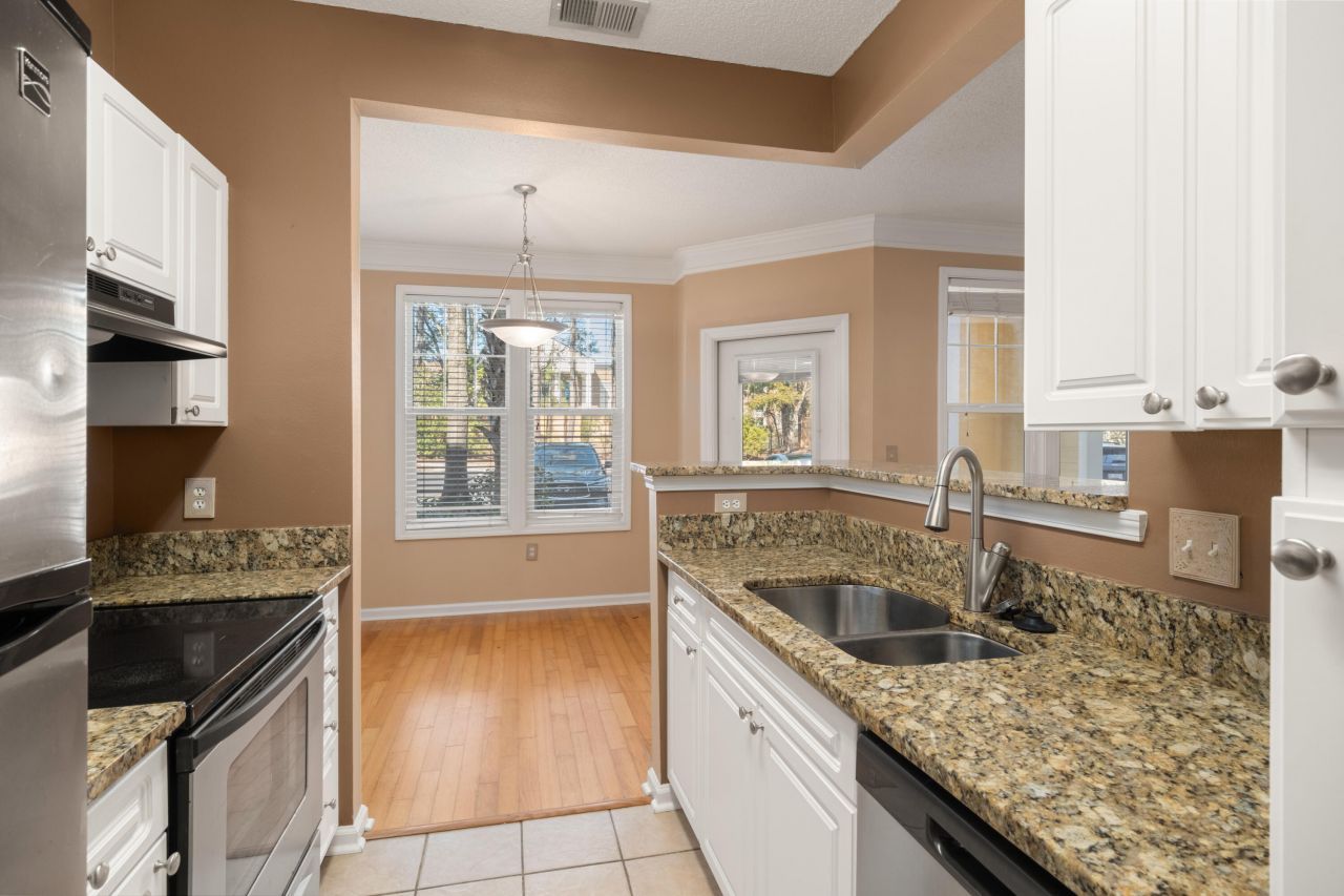 2111 Chatelain Way Photo 7