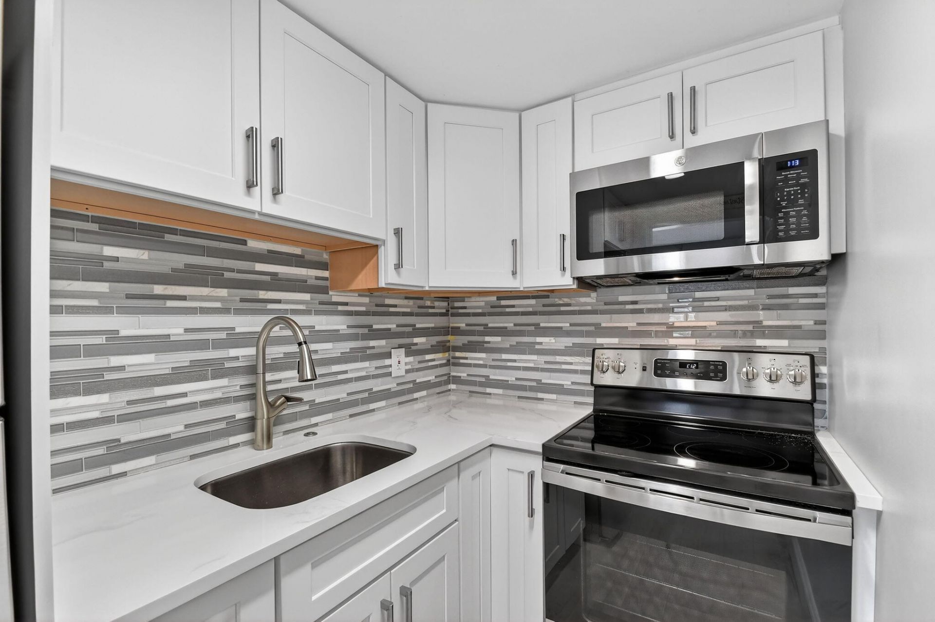 15 S Golfview Road, Unit 201, Lake Worth Beach, FL 33460 Photo