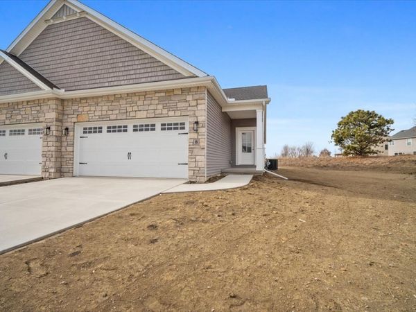 8 Stone Mill Court, Bloomington, IL 61705