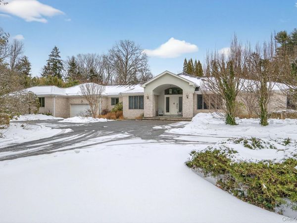 1 Hunting Lane, Old Westbury, NY 11568