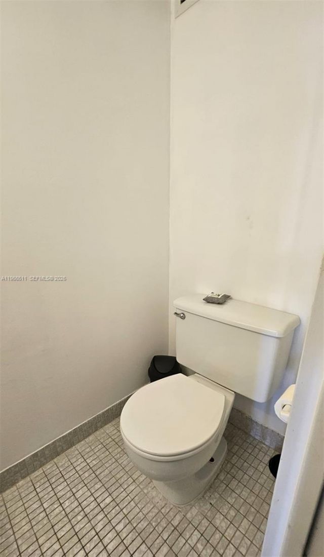 1000 Parkview Dr, Unit 605, Hallandale Beach, FL 33009 Photo