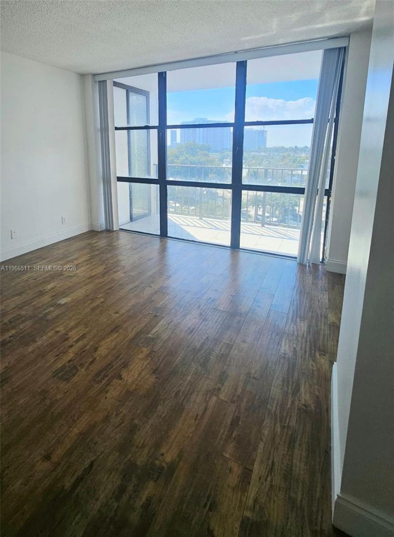 1000 Parkview Dr, Unit 605, Hallandale Beach, FL 33009 Photo