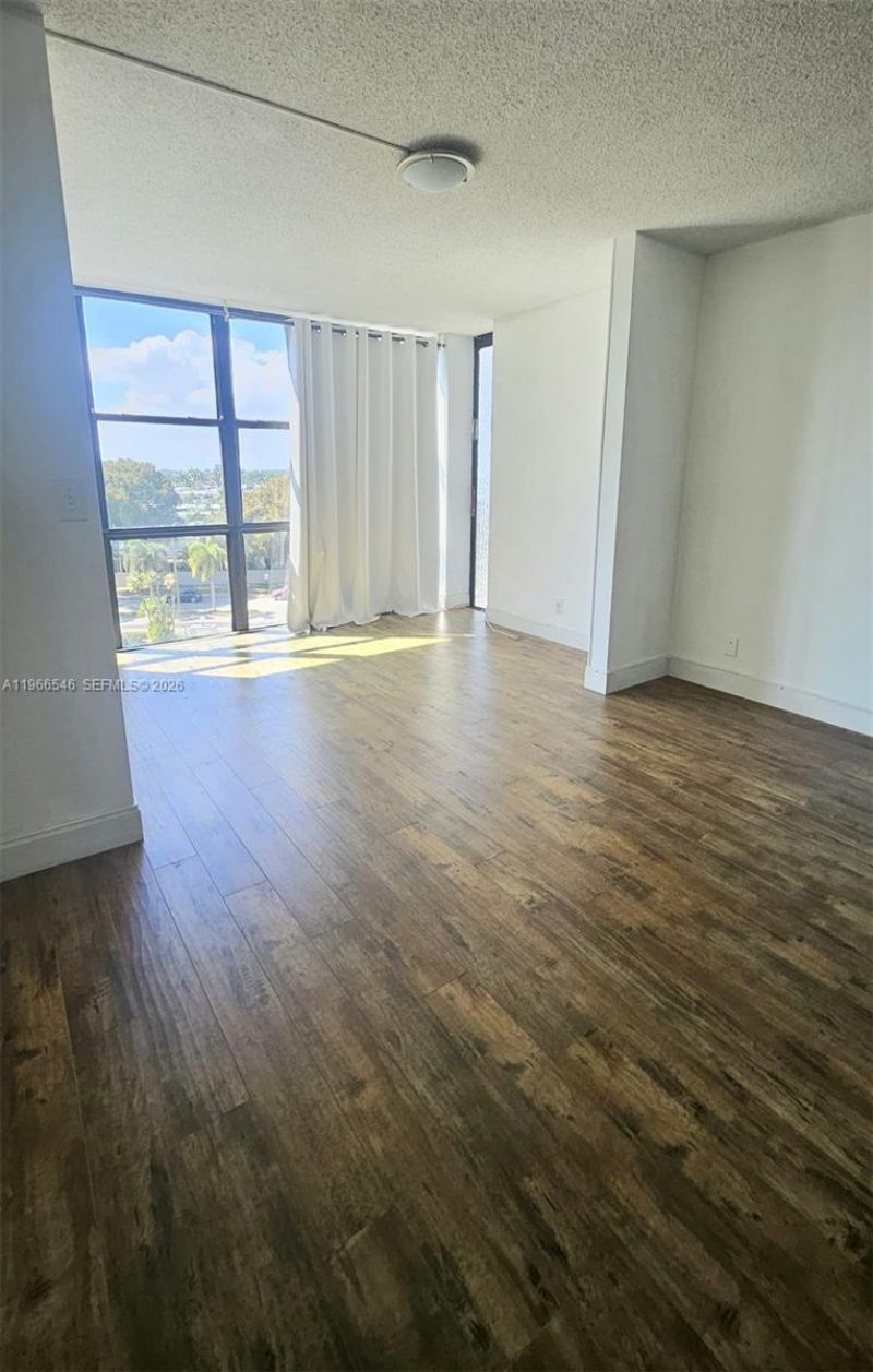 1000 Parkview Dr, Unit 605, Hallandale Beach, FL 33009 Photo