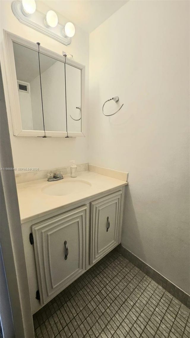 1000 Parkview Dr, Unit 605, Hallandale Beach, FL 33009 Photo