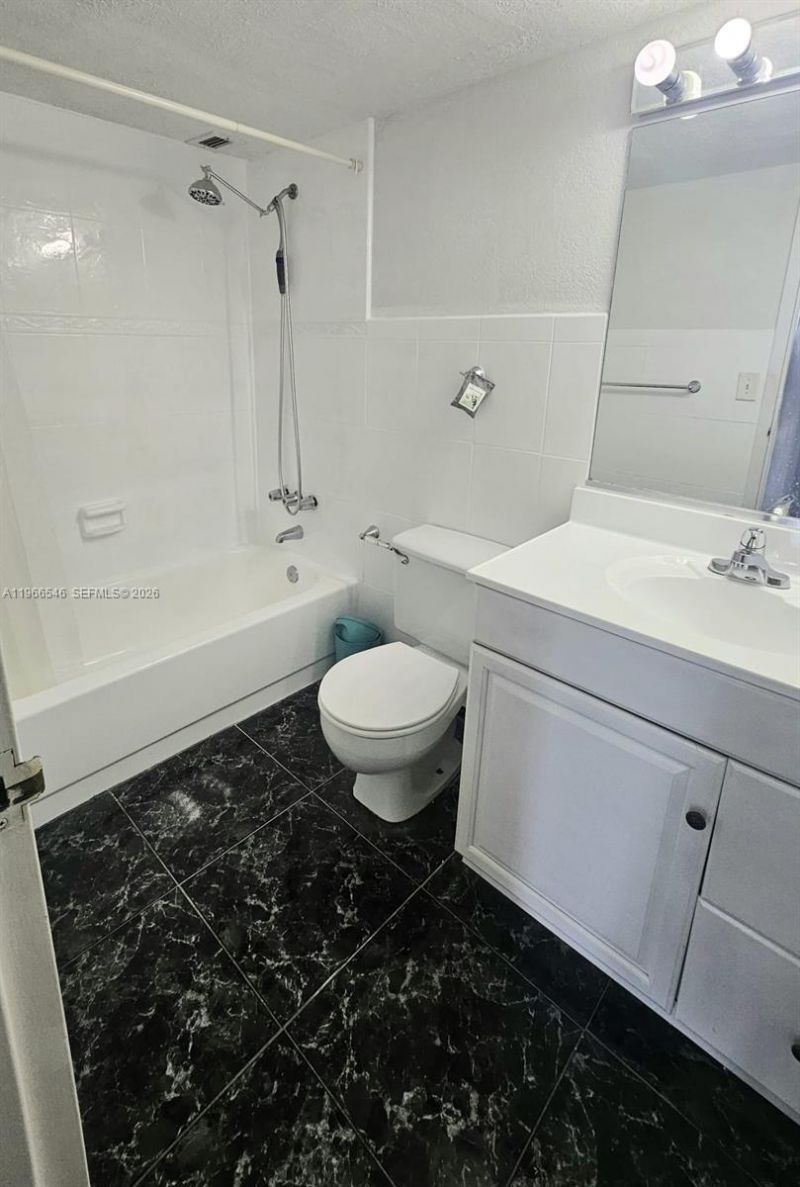 1000 Parkview Dr, Unit 605, Hallandale Beach, FL 33009 Photo