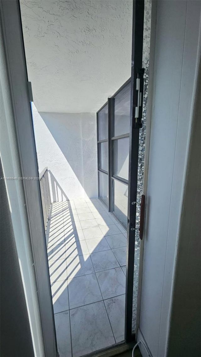 1000 Parkview Dr, Unit 605, Hallandale Beach, FL 33009 Photo