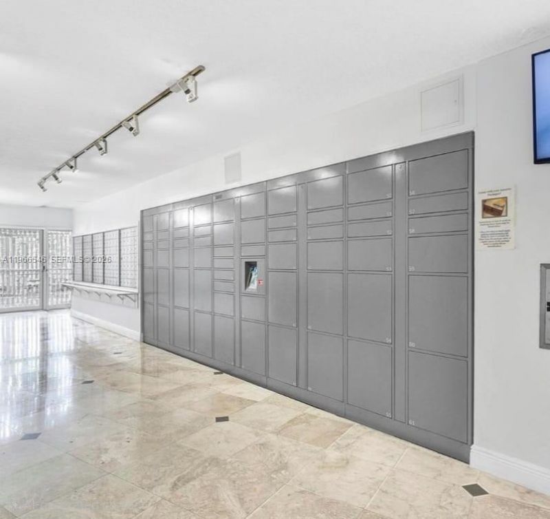 1000 Parkview Dr, Unit 605, Hallandale Beach, FL 33009 Photo