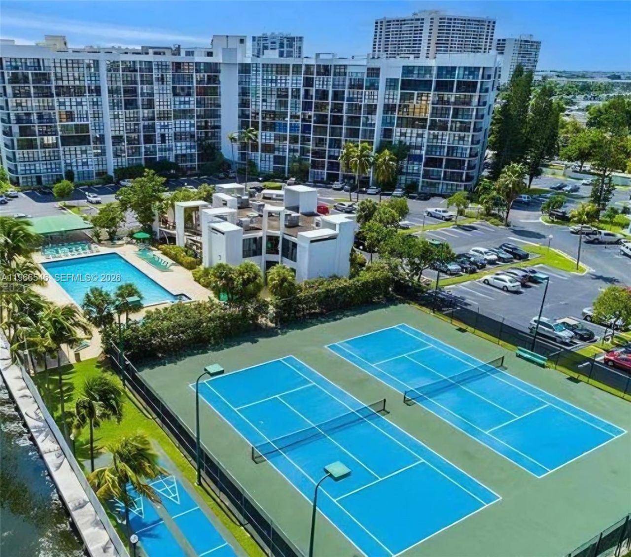 1000 Parkview Dr, Unit 605, Hallandale Beach, FL 33009 Photo