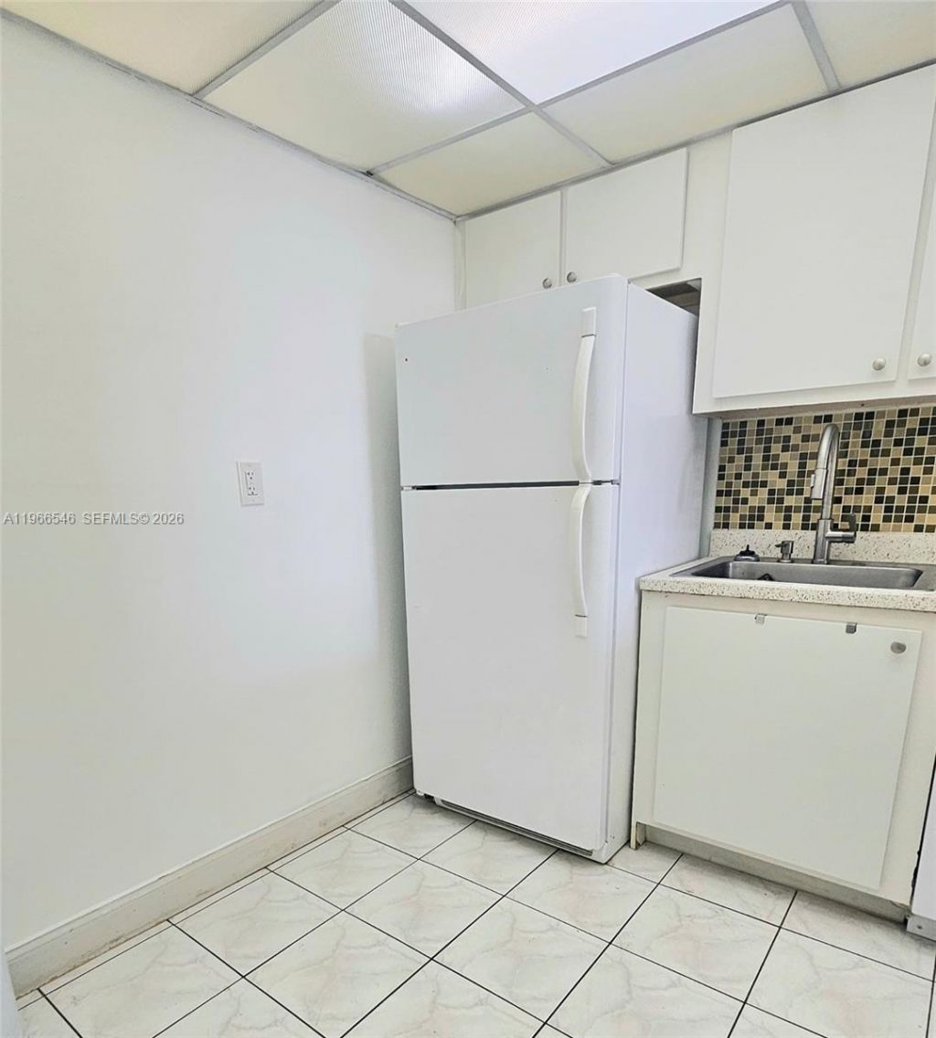 1000 Parkview Dr, Unit 605, Hallandale Beach, FL 33009 Photo