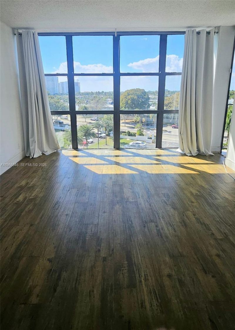 1000 Parkview Dr, Unit 605, Hallandale Beach, FL 33009 Photo