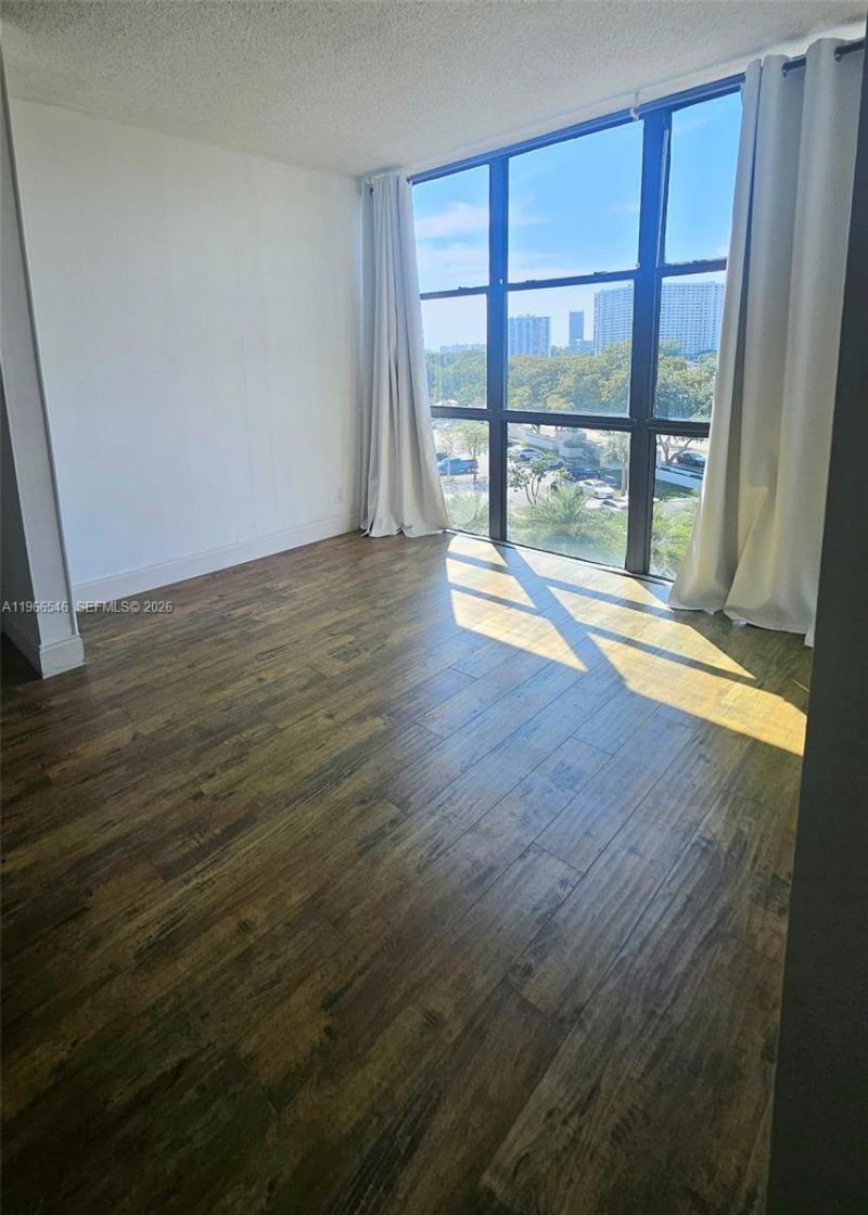 1000 Parkview Dr, Unit 605, Hallandale Beach, FL 33009 Photo