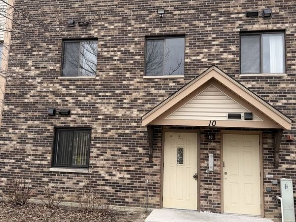 10 Parkside Court, Unit 8, Vernon Hills, IL 60061