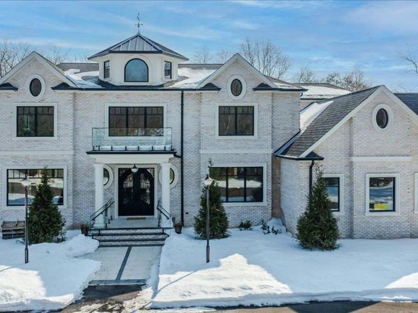 26 Saint Andrews Court , Old Westbury, NY 11568