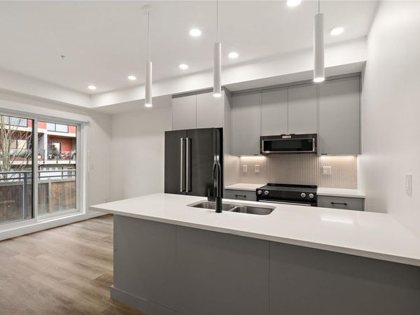 610 Lampson St, Unit 305, Esquimalt, BC V9A 0L4