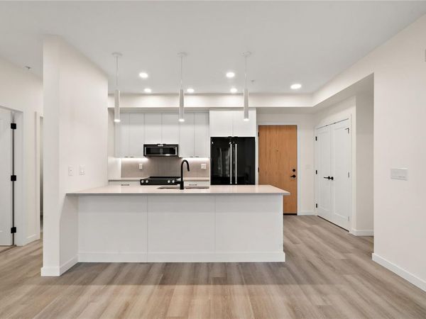 610 Lampson St, Unit 304, Esquimalt, BC V9A 0L4