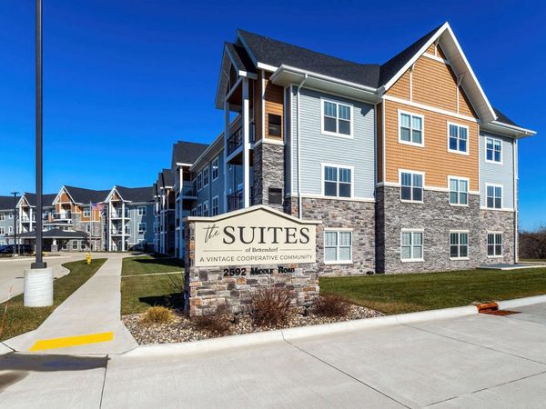 2592 Middle Road, Unit 208, Bettendorf, IA 52722