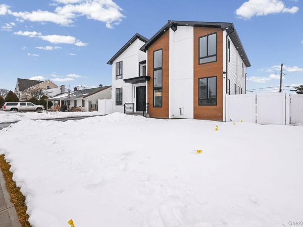 14 Hoover Lane, Bethpage, NY 11714