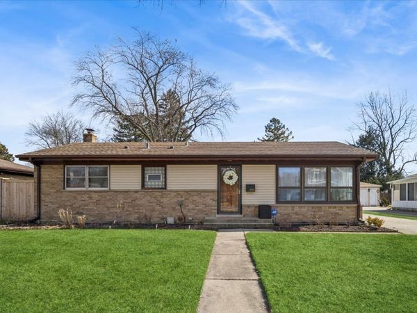 915 S Owen Street, Mount Prospect, IL 60056