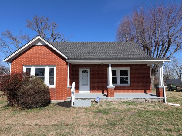 400 Meador Dr , Lafayette, TN 37083