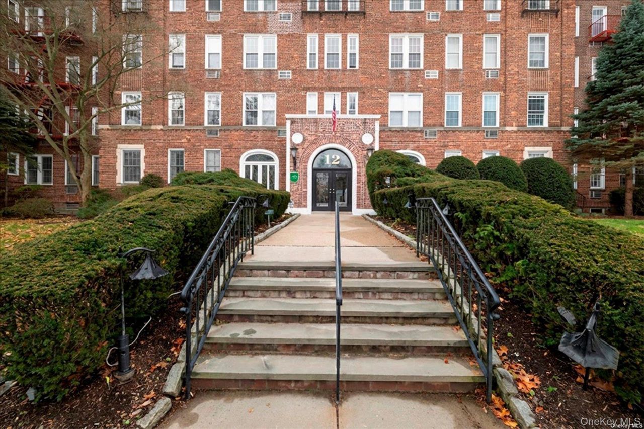 12 Hamilton Place, Unit B6, Garden City, NY 11530 Main Photo