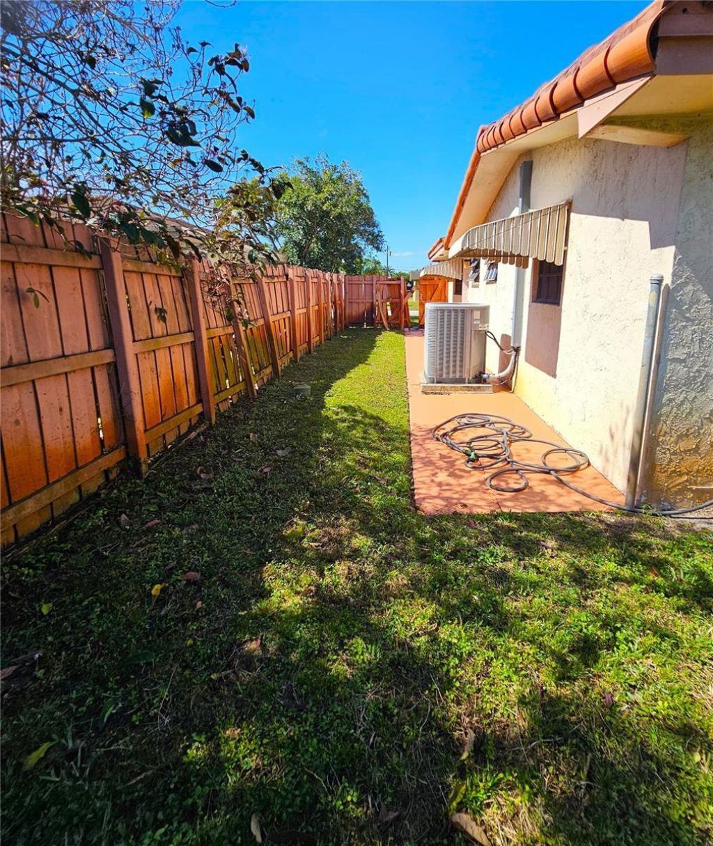 1561 NW 77th Way, Pembroke Pines, FL 33024 Photo