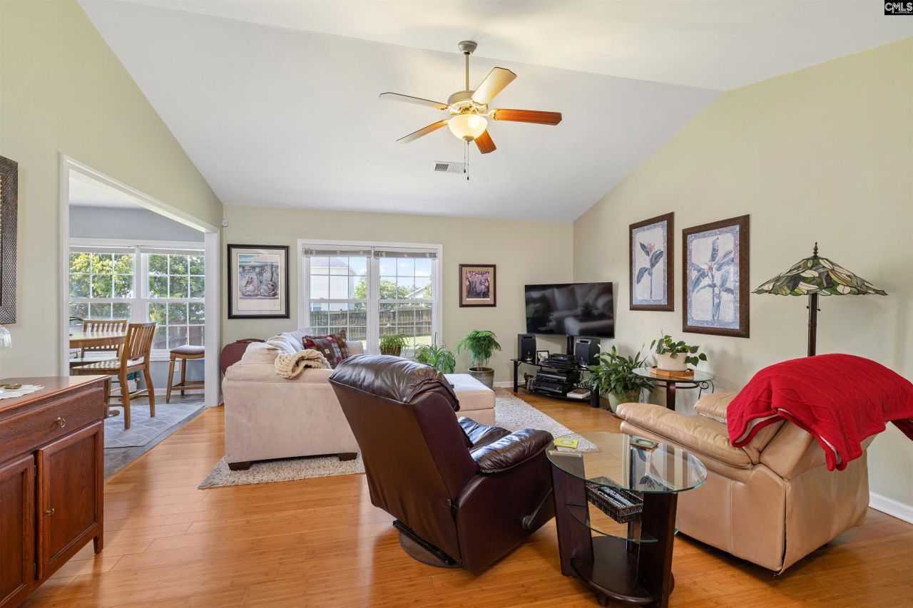 925 Farnsworth Drive Photo 13