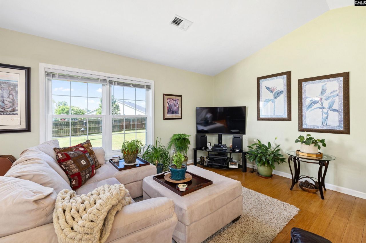 925 Farnsworth Drive Photo 14