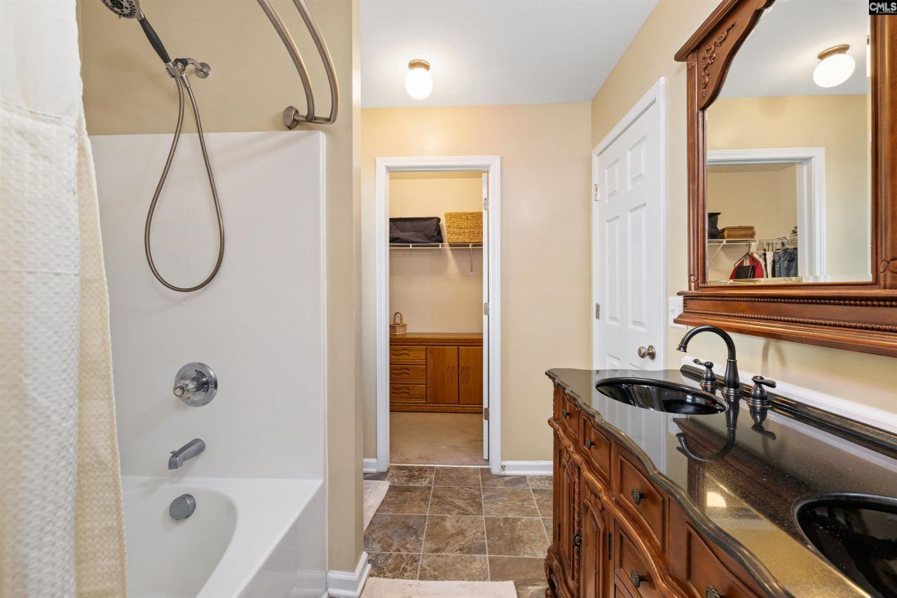 925 Farnsworth Drive Photo 32