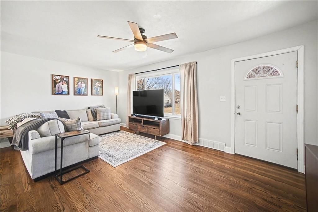 901 NE 67th Place, Gladstone, MO 64118 Main Photo