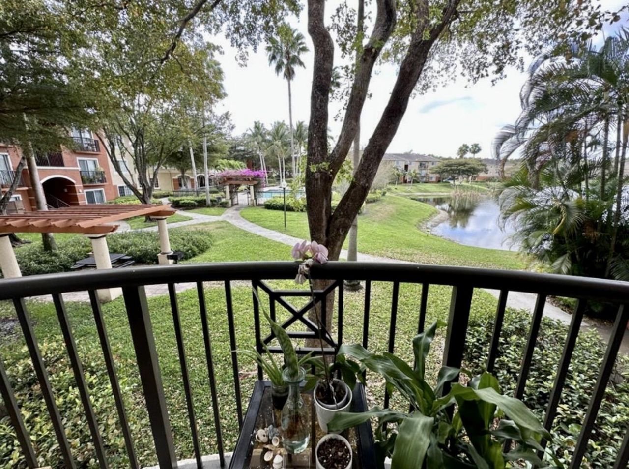 4191 N Haverhill Road, Unit 405, West Palm Beach, FL 33417 Photo