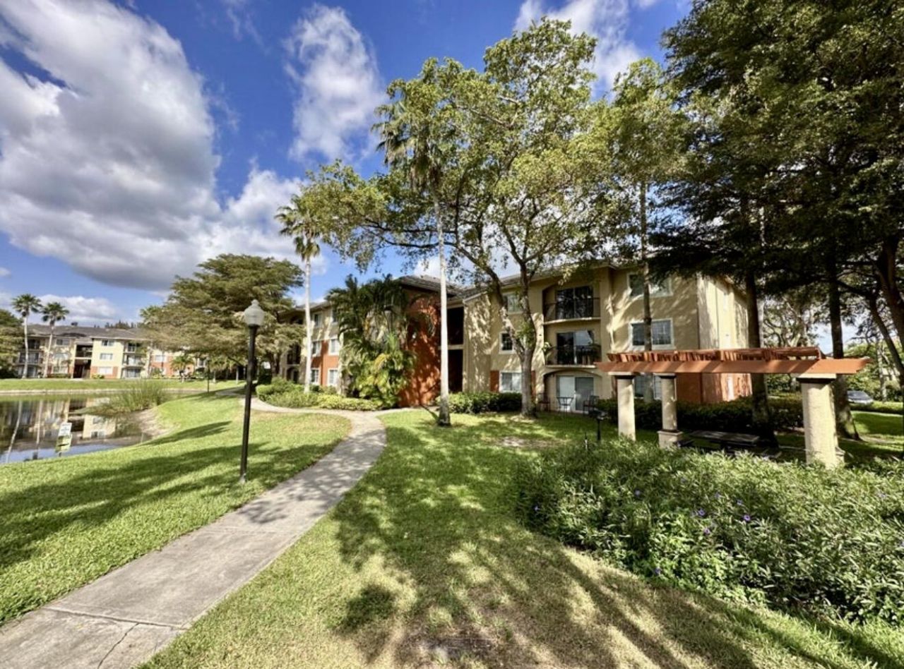 4191 N Haverhill Road, Unit 405, West Palm Beach, FL 33417 Photo