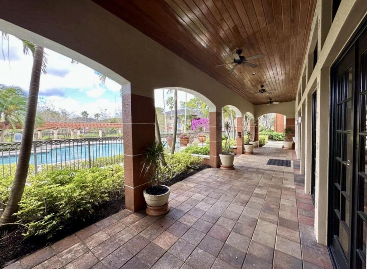 4191 N Haverhill Road, Unit 405, West Palm Beach, FL 33417 Photo