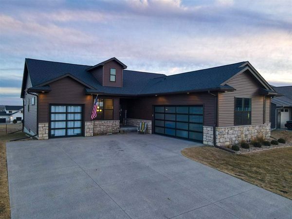 1804 Green Oak Pass, Tiffin, IA 52340