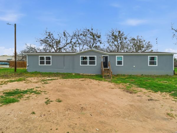 934 7th, Floresville, TX 78114