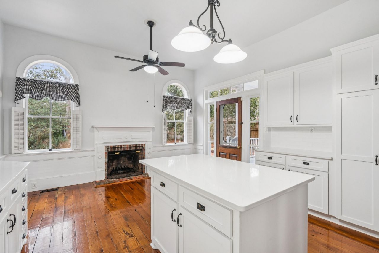 214 E Doty Avenue Photo 16