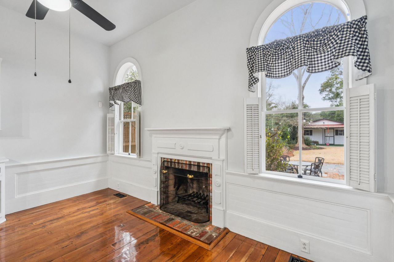 214 E Doty Avenue Photo 18