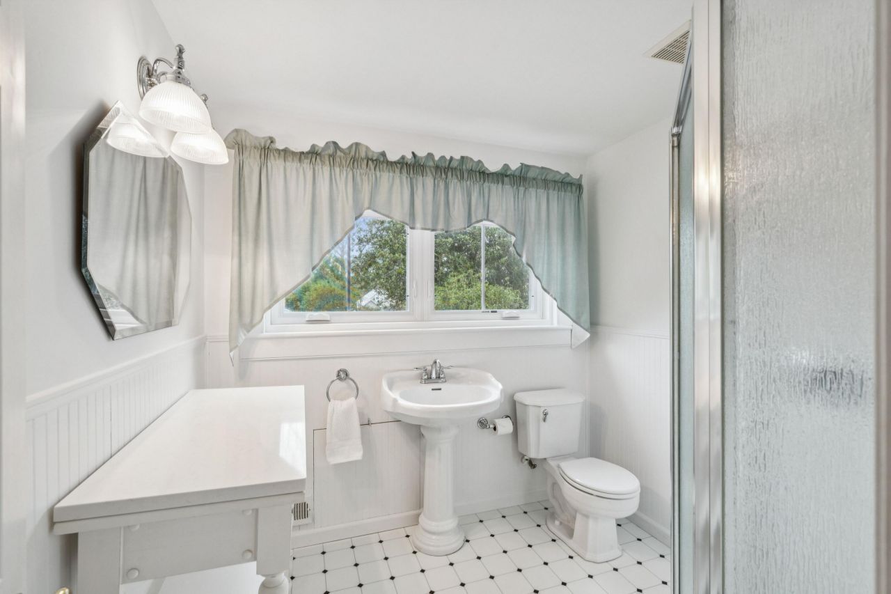 214 E Doty Avenue Photo 37