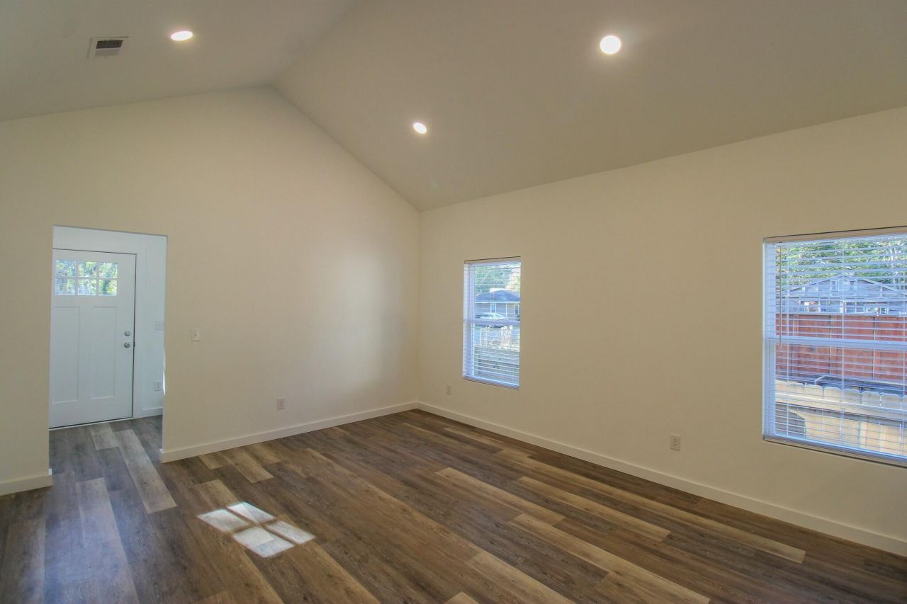 1922 Harper Street Photo 5