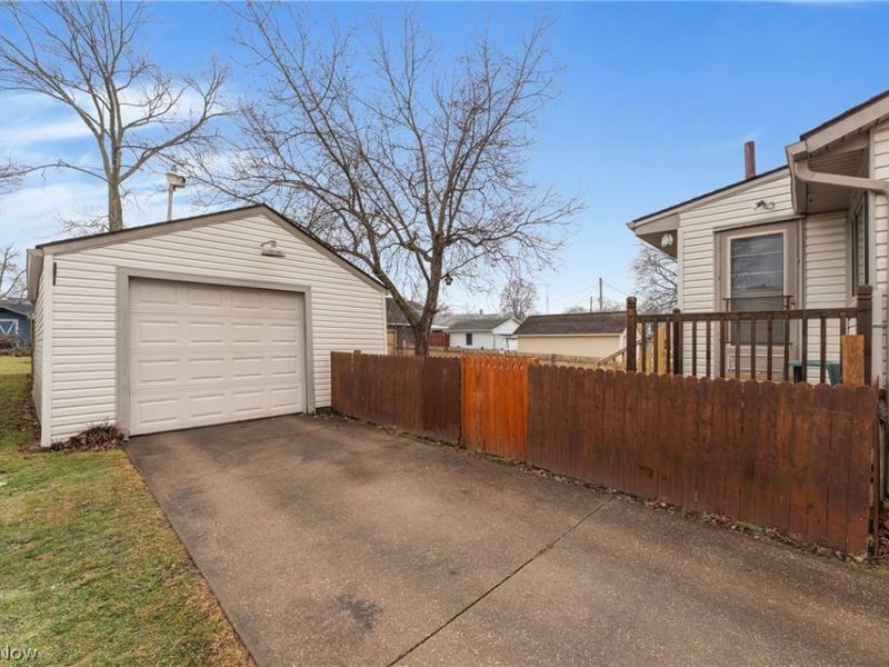 864 W College Road, Alliance, OH 44601 Photo 6