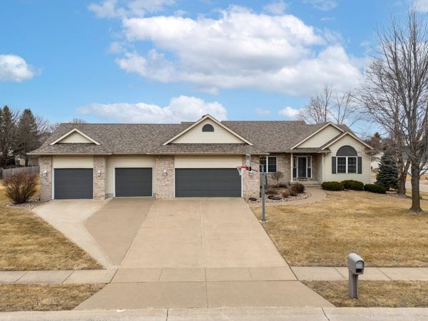 5280 Kristi Lane, Bettendorf, IA 52722