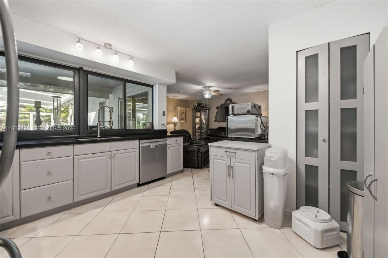 11435 NW 41st St, Sunrise, FL 33323 Photo